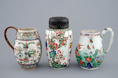 Een lot Chinees famille verte porselein: een chocoladekan, een bierpul en een vaas, Kangxi