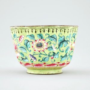 Een lot Chinese Canton emaille, sokkel, ivoren snuifflesje, zilveren emaille doosje en een miniatuur vaasje, 19/20e eeuw — foto 11