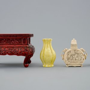 Een lot Chinese Canton emaille, sokkel, ivoren snuifflesje, zilveren emaille doosje en een miniatuur vaasje, 19/20e eeuw — foto 3