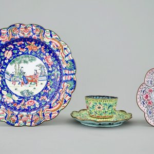 Een lot Chinese Canton emaille, sokkel, ivoren snuifflesje, zilveren emaille doosje en een miniatuur vaasje, 19/20e eeuw — foto 5