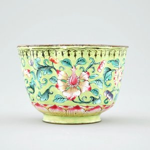 Een lot Chinese Canton emaille, sokkel, ivoren snuifflesje, zilveren emaille doosje en een miniatuur vaasje, 19/20e eeuw — foto 8