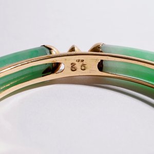 Een lot Chinese sieraden in jade en 18 karaat goud: een armband, een ring en vier hangers, 20e eeuw — foto 11
