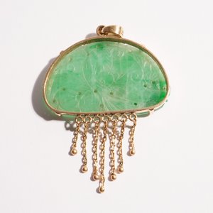 Een lot Chinese sieraden in jade en 18K goud: een armband, een ring en vier hangers — foto 5