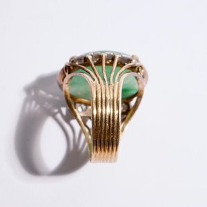 Een lot Chinese sieraden in jade en 18K goud: een armband, een ring en vier hangers — foto 7