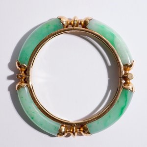 Een lot Chinese sieraden in jade en 18K goud: een armband, een ring en vier hangers — foto 10
