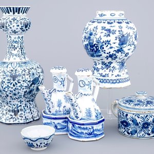 Een lot divers blauw-wit Delfts aardewerk, Nederland en Frankrijk, 18e en 19e eeuw — foto 1