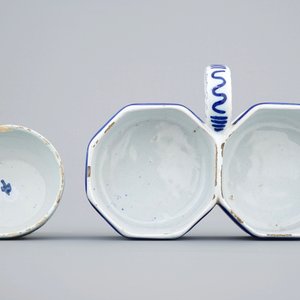 Een lot divers blauw-wit Delfts aardewerk, Nederland en Frankrijk, 18e en 19e eeuw — foto 13