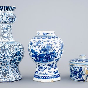 Een lot divers blauw-wit Delfts aardewerk, Nederland en Frankrijk, 18e en 19e eeuw — foto 5