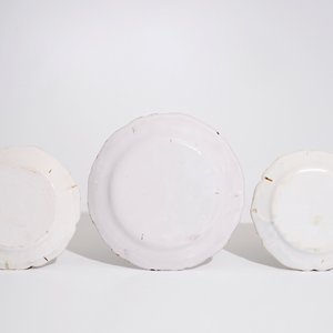 Een lot Frans aardewerk in "faïence de l'Est", met een terrine, een kan en drie borden, 18/19e eeuw — foto 3