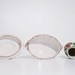 Een lot Frans aardewerk in "faïence de l'Est", met een terrine, een kan en drie borden, 18/19e eeuw — foto 8