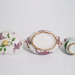 Een lot Frans aardewerk in "faïence de l'Est", met een terrine, een kan en drie borden, 18/19e eeuw — foto 9