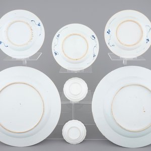 Een lot met 2 grote blauw-witte schotels, 18e eeuw en ander Chinees porselein — foto 3