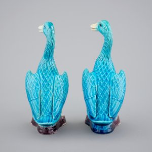 Een lot met 2 grote blauw-witte schotels, 18e eeuw en ander Chinees porselein — foto 7