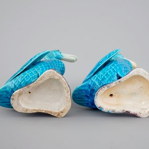 Een lot met 2 grote blauw-witte schotels, 18e eeuw en ander Chinees porselein — foto 9