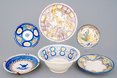 Een lot Spaanse keramiek uit Talavera, 19e eeuw: vijf schotels en een kom