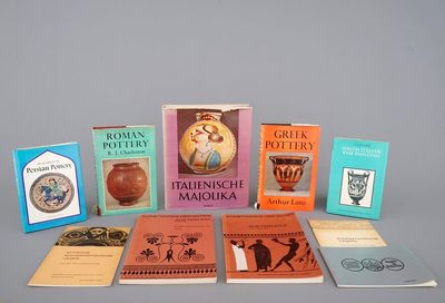 Een lot van 10 publicaties over Italiaans, Grieks en Perzisch aardewerk