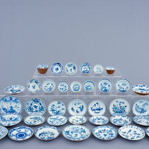 Een lot van 13 koppen en 29 schotels in blauw-wit Chinees porselein op capucijn bruine fondkleur, 18/19e eeuw — foto 1
