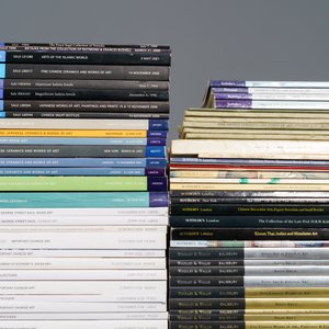 Een lot van 132 veilingcatalogi Aziatische kunst van veelal Sotheby's, w.o. enkele belangrijke — foto 2