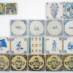 Een lot van 14 antieke blauw-witte en polychrome Delftse tegels, 17/19e eeuw — foto 1