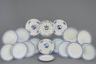Een lot van 17 blauw-witte borden in Doorniks porselein, 18/19e eeuw