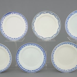 Een lot van 17 blauw-witte borden in Doorniks porselein, 18/19e eeuw — foto 4