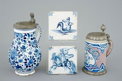 Een lot van 2 Delftse kruiken met tinnen deksels en 2 tegels, 17/18e eeuw