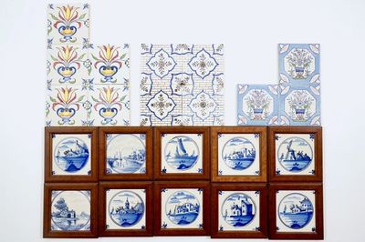 Een lot van 22 diverse polychrome en blauwwitte Delftse tegels, 19e eeuw