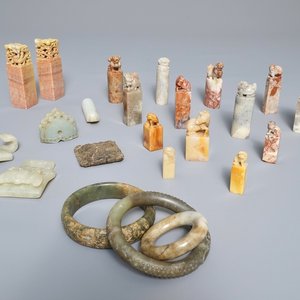 Een lot van 23 Chinese zegels, armbanden, amuletten en gesp in jade, zeepsteen en hardsteen, 19/20e eeuw — foto 1
