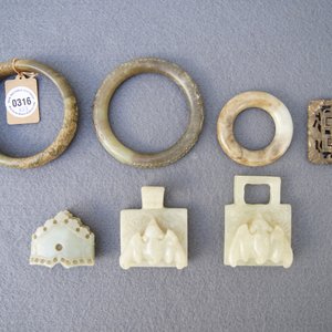 Een lot van 23 Chinese zegels, armbanden, amuletten en gesp in jade, zeepsteen en hardsteen, 19/20e eeuw — foto 3