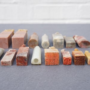 Een lot van 23 Chinese zegels, armbanden, amuletten en gesp in jade, zeepsteen en hardsteen, 19/20e eeuw — foto 5