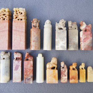 Een lot van 23 Chinese zegels, armbanden, amuletten en gesp in jade, zeepsteen en hardsteen, 19/20e eeuw — foto 6