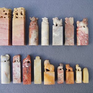 Een lot van 23 Chinese zegels, armbanden, amuletten en gesp in jade, zeepsteen en hardsteen, 19/20e eeuw — foto 7
