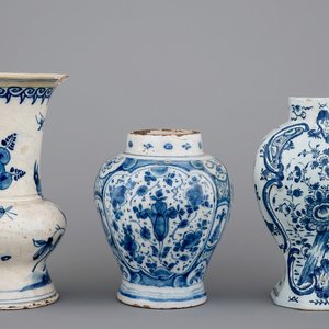 Een lot van 3 blauw-witte Delftse vaasjes, 18e eeuw — foto 1