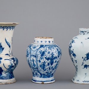 Een lot van 3 blauw-witte Delftse vaasjes, 18e eeuw — foto 3