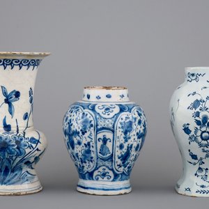 Een lot van 3 blauw-witte Delftse vaasjes, 18e eeuw — foto 4