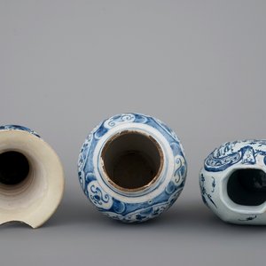 Een lot van 3 blauw-witte Delftse vaasjes, 18e eeuw — foto 5