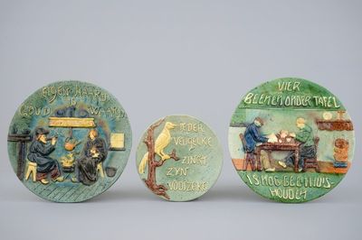 Een lot van 3 borden in Vlaams aardewerk, 20e eeuw