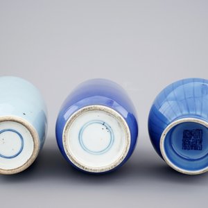 Een lot van 3 Chinese monochrome blauwe vazen, 19e eeuw — foto 2