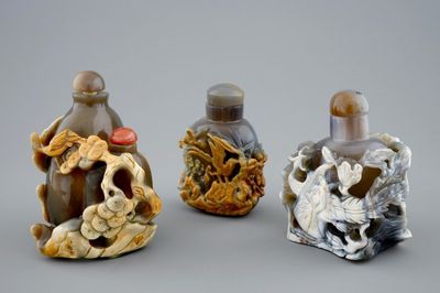 Een lot van 3 Chinese snuifflessen in agaat, 20e eeuw