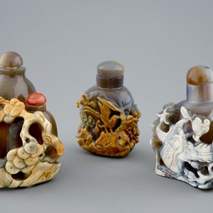 Een lot van 3 Chinese snuifflessen in agaat, 20e eeuw — foto 1