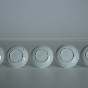 Een lot van 33 Chinese famille rose koppen en 27 schotels, Yongzheng/Qianlong — foto 11
