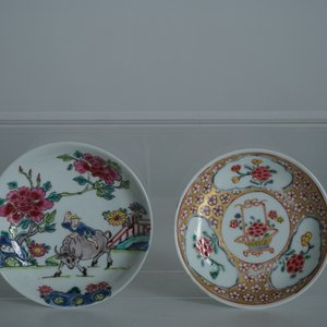 Een lot van 33 Chinese famille rose koppen en 27 schotels, Yongzheng/Qianlong — foto 12