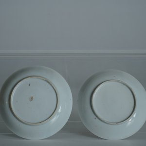 Een lot van 33 Chinese famille rose koppen en 27 schotels, Yongzheng/Qianlong — foto 13