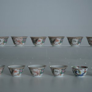 Een lot van 33 Chinese famille rose koppen en 27 schotels, Yongzheng/Qianlong — foto 14
