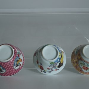 Een lot van 33 Chinese famille rose koppen en 27 schotels, Yongzheng/Qianlong — foto 17