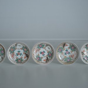 Een lot van 33 Chinese famille rose koppen en 27 schotels, Yongzheng/Qianlong — foto 2
