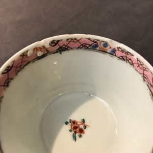 Een lot van 33 Chinese famille rose koppen en 27 schotels, Yongzheng/Qianlong — foto 25
