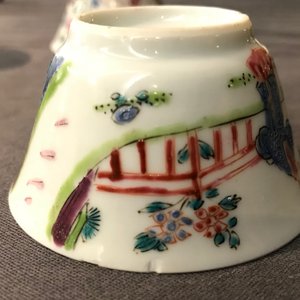 Een lot van 33 Chinese famille rose koppen en 27 schotels, Yongzheng/Qianlong — foto 26