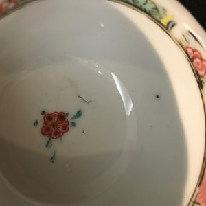 Een lot van 33 Chinese famille rose koppen en 27 schotels, Yongzheng/Qianlong — foto 27