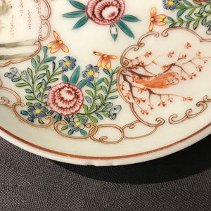 Een lot van 33 Chinese famille rose koppen en 27 schotels, Yongzheng/Qianlong — foto 36